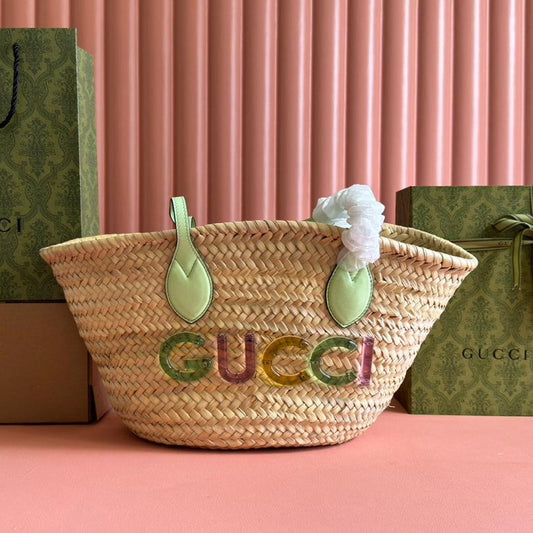 PETIT SAC CABAS 26 AVEC LOGO EN PAILLE NATURELLE ET ANSE EN CUIR DE VEAU VERT CLAIR