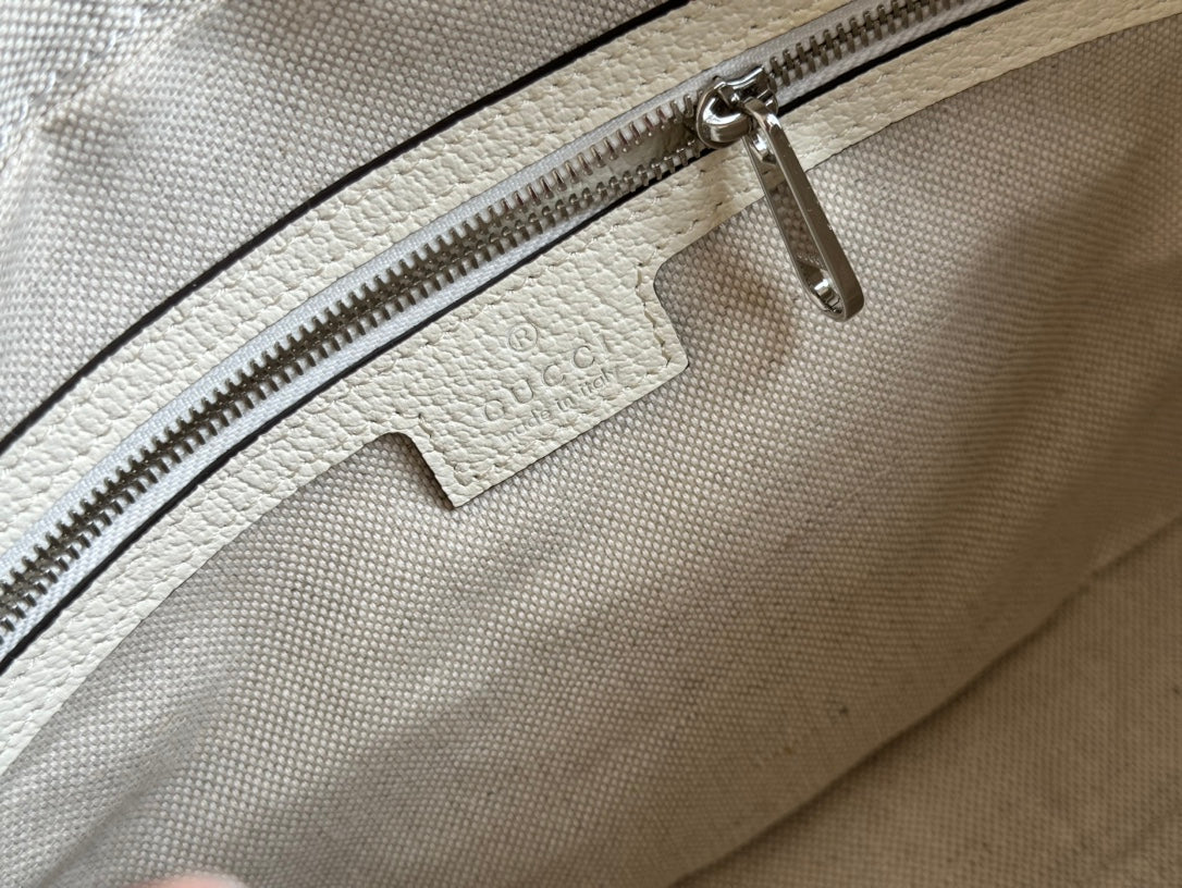PETIT SAC BANDOULIÈRE 24 AVEC ÉTIQUETTE EN CUIR DE VEAU BLANC ET BORDURE EN TOILE