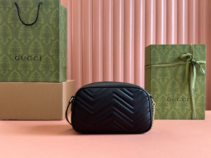 Petit sac bandoulière Marmont 24 en cuir de veau noir et métal doré