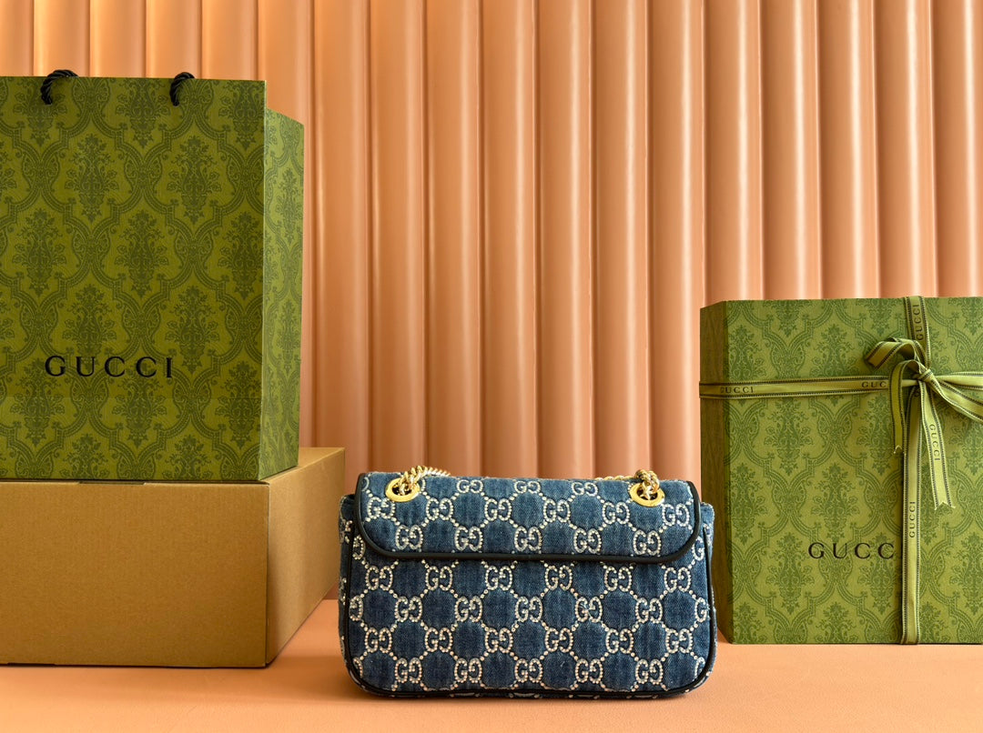 SAC À BANDOULIÈRE MARMONT 26 EN DENIM BLEU AVEC MOTIF CRISTAL DOUBLE G ET QUINCAILLERIE DORÉ
