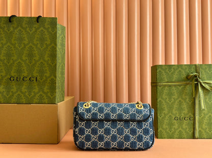 SAC À BANDOULIÈRE MARMONT 26 EN DENIM BLEU AVEC MOTIF CRISTAL DOUBLE G ET QUINCAILLERIE DORÉ