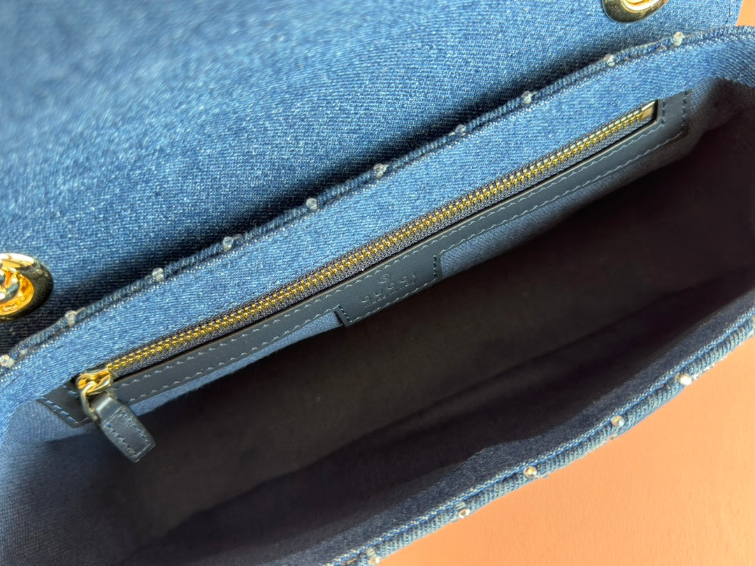 SAC À BANDOULIÈRE MARMONT 26 EN DENIM BLEU AVEC MOTIF CRISTAL DOUBLE G ET QUINCAILLERIE DORÉ