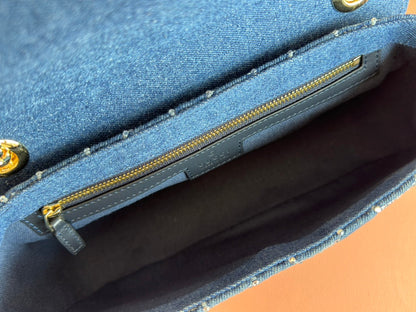 SAC À BANDOULIÈRE MARMONT 26 EN DENIM BLEU AVEC MOTIF CRISTAL DOUBLE G ET QUINCAILLERIE DORÉ