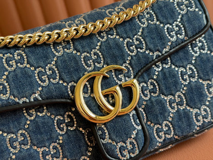 SAC À BANDOULIÈRE MARMONT 26 EN DENIM BLEU AVEC MOTIF CRISTAL DOUBLE G ET QUINCAILLERIE DORÉ