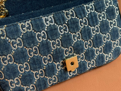 SAC À BANDOULIÈRE MARMONT 26 EN DENIM BLEU AVEC MOTIF CRISTAL DOUBLE G ET QUINCAILLERIE DORÉ