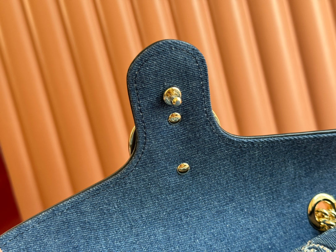 SAC À BANDOULIÈRE MARMONT 26 EN DENIM BLEU AVEC MOTIF CRISTAL DOUBLE G ET QUINCAILLERIE DORÉ