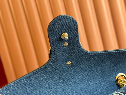 SAC À BANDOULIÈRE MARMONT 26 EN DENIM BLEU AVEC MOTIF CRISTAL DOUBLE G ET QUINCAILLERIE DORÉ