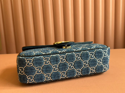 SAC À BANDOULIÈRE MARMONT 26 EN DENIM BLEU AVEC MOTIF CRISTAL DOUBLE G ET QUINCAILLERIE DORÉ