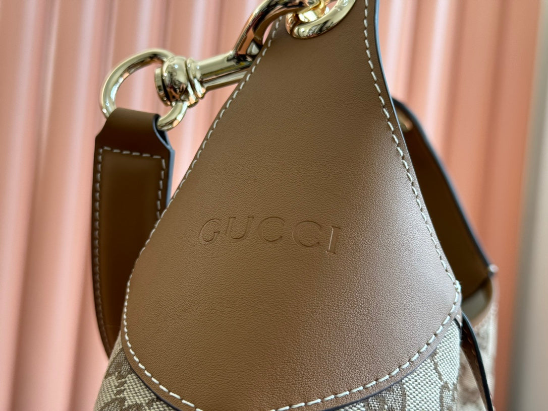 Sac à bandoulière taille moyenne BAD 49 en toile monogrammée beige et cuir de veau marron, accessoires dorés