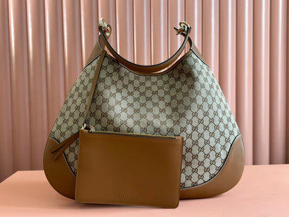 Sac à bandoulière taille moyenne BAD 49 en toile monogrammée beige et cuir de veau marron, accessoires dorés