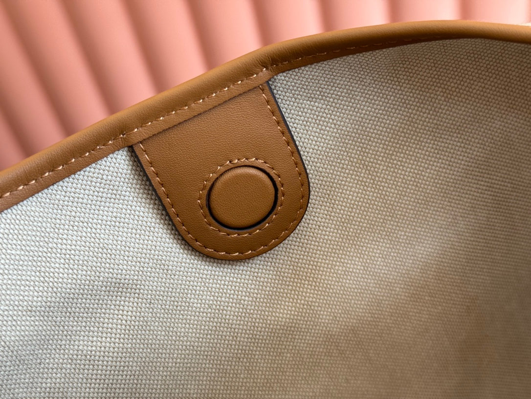 Sac à bandoulière taille moyenne BAD 49 en toile monogrammée beige et cuir de veau marron, accessoires dorés