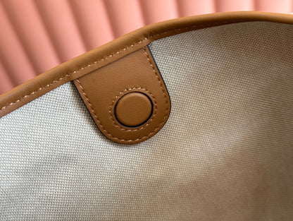 Sac à bandoulière taille moyenne BAD 49 en toile monogrammée beige et cuir de veau marron, accessoires dorés