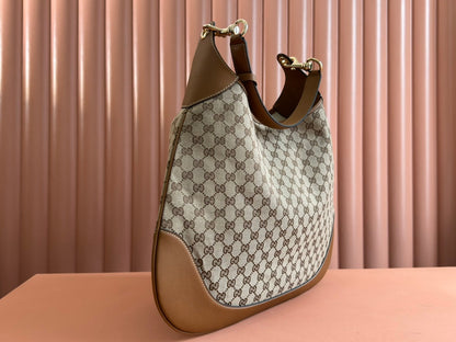 Sac à bandoulière taille moyenne BAD 49 en toile monogrammée beige et cuir de veau marron, accessoires dorés