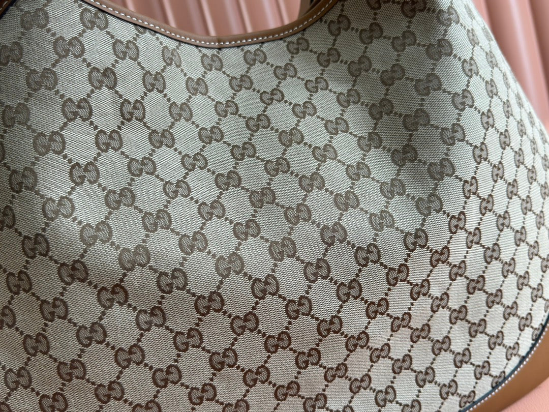 Sac à bandoulière taille moyenne BAD 49 en toile monogrammée beige et cuir de veau marron, accessoires dorés