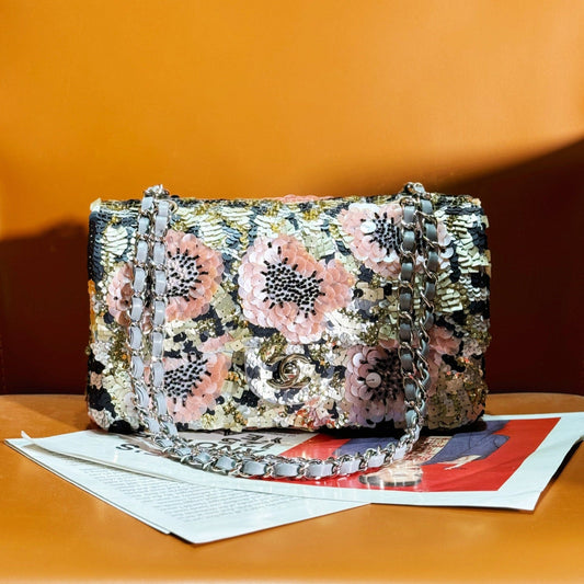 Sac à rabat 24S 25,5 cm en cuir de veau multicolore à paillettes et fleurs roses nacrées