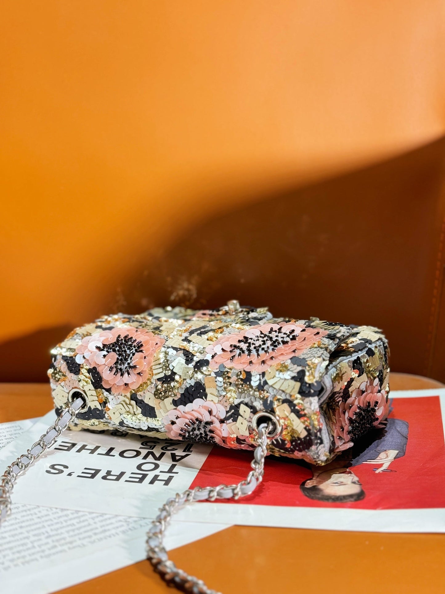 Sac à rabat 24S 20 cm en cuir de veau multicolore à paillettes et fleurs roses nacrées
