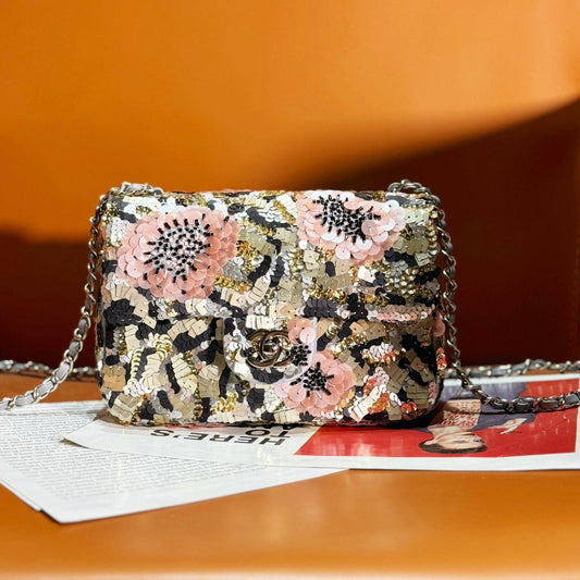 Sac à rabat 24S 20 cm en cuir de veau multicolore à paillettes et fleurs roses nacrées