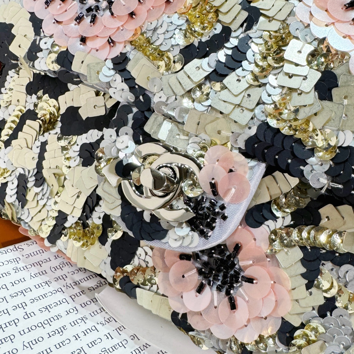 Sac à rabat 24S 20 cm en cuir de veau multicolore à paillettes et fleurs roses nacrées