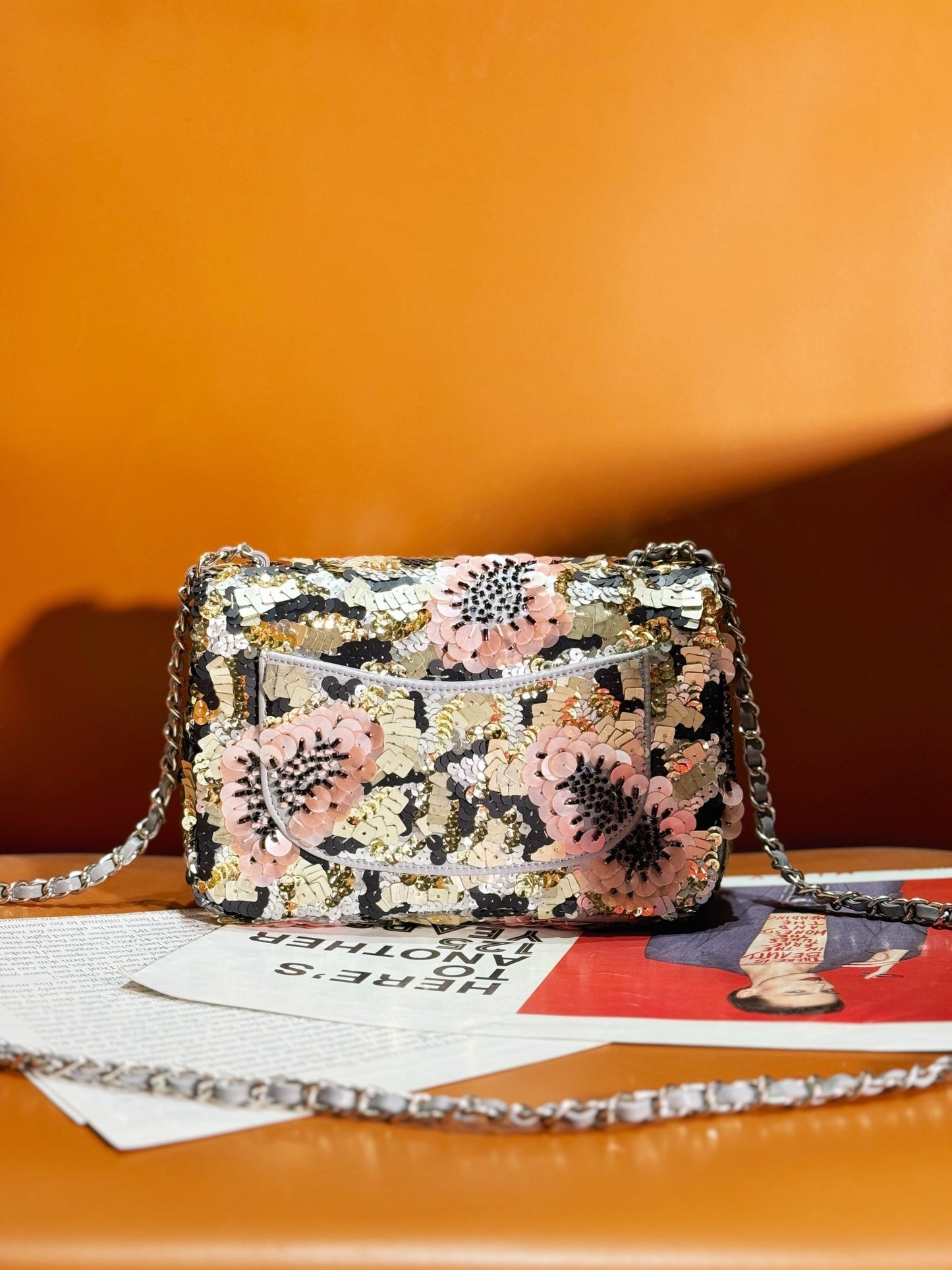 Sac à rabat 24S 20 cm en cuir de veau multicolore à paillettes et fleurs roses nacrées