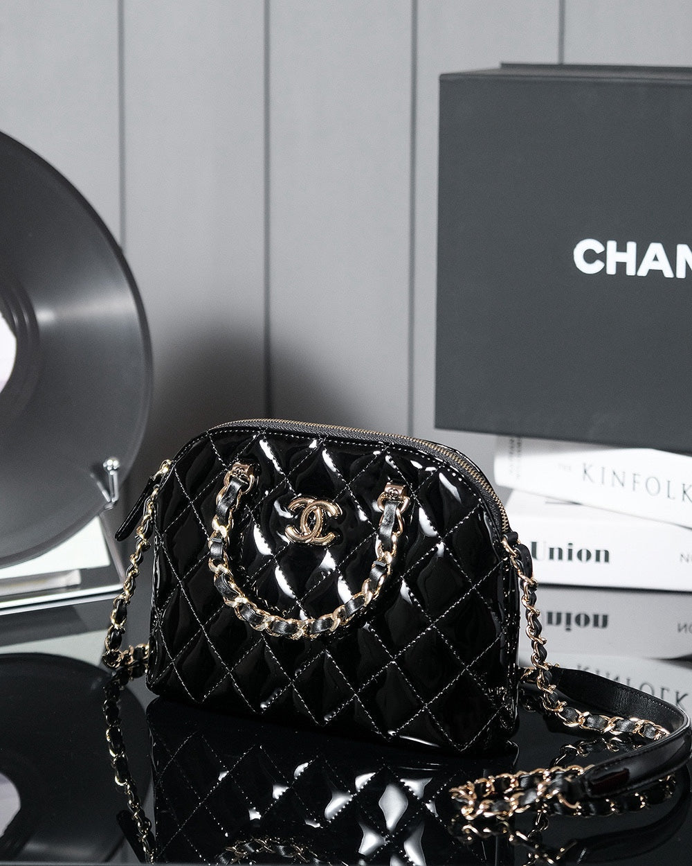 Petit sac shopping 20 en cuir de veau brillant noir, matériel doré