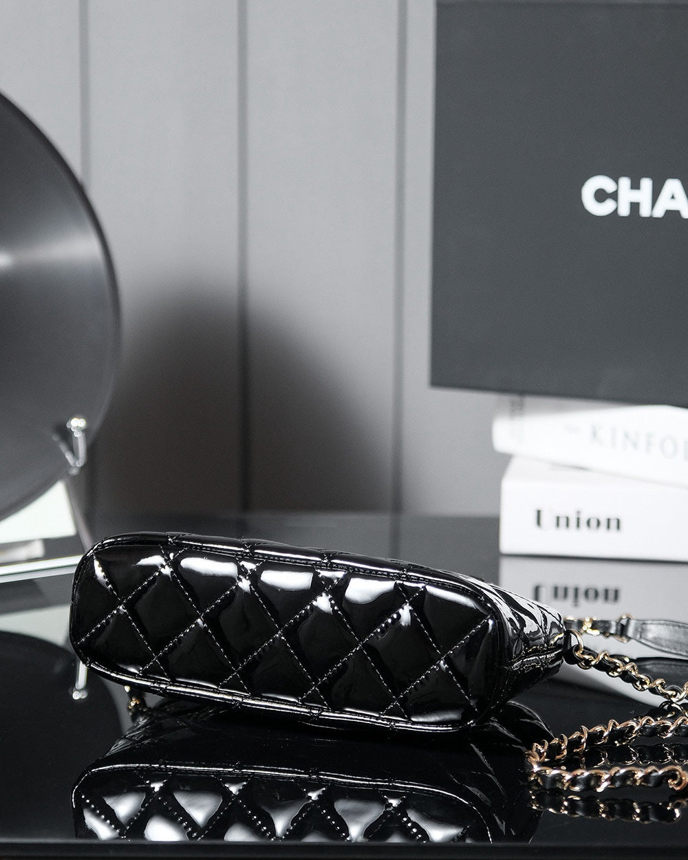 Petit sac shopping 20 en cuir de veau brillant noir, matériel doré