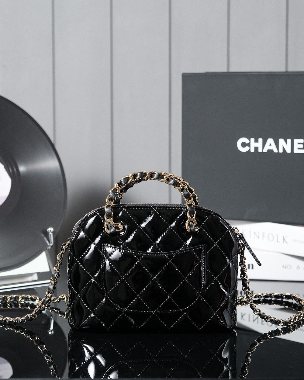Petit sac shopping 20 en cuir de veau brillant noir, matériel doré