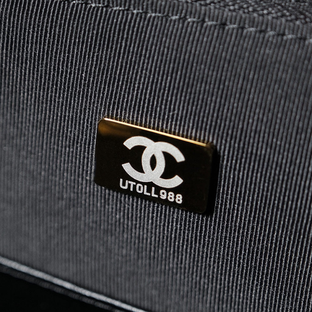 Petit sac shopping 20 en cuir de veau brillant noir, matériel doré