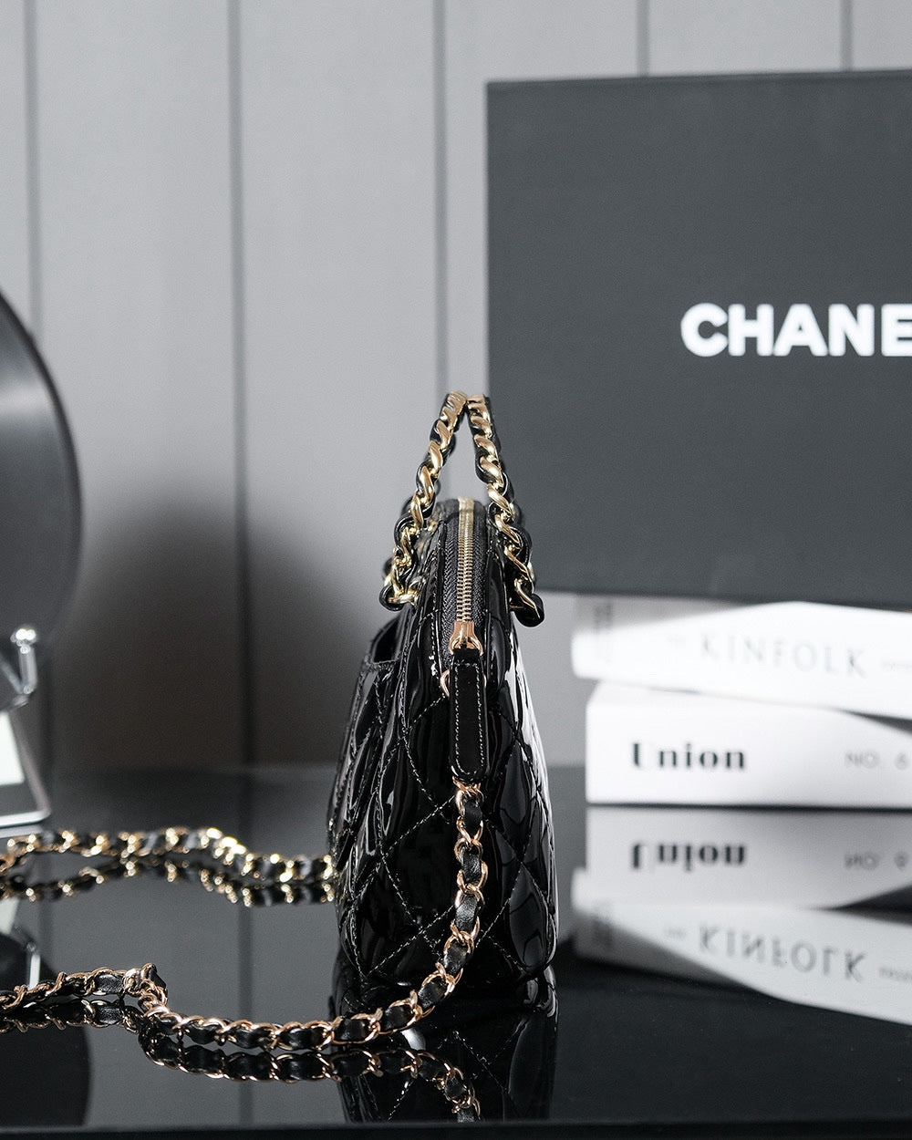 Petit sac shopping 20 en cuir de veau brillant noir, matériel doré