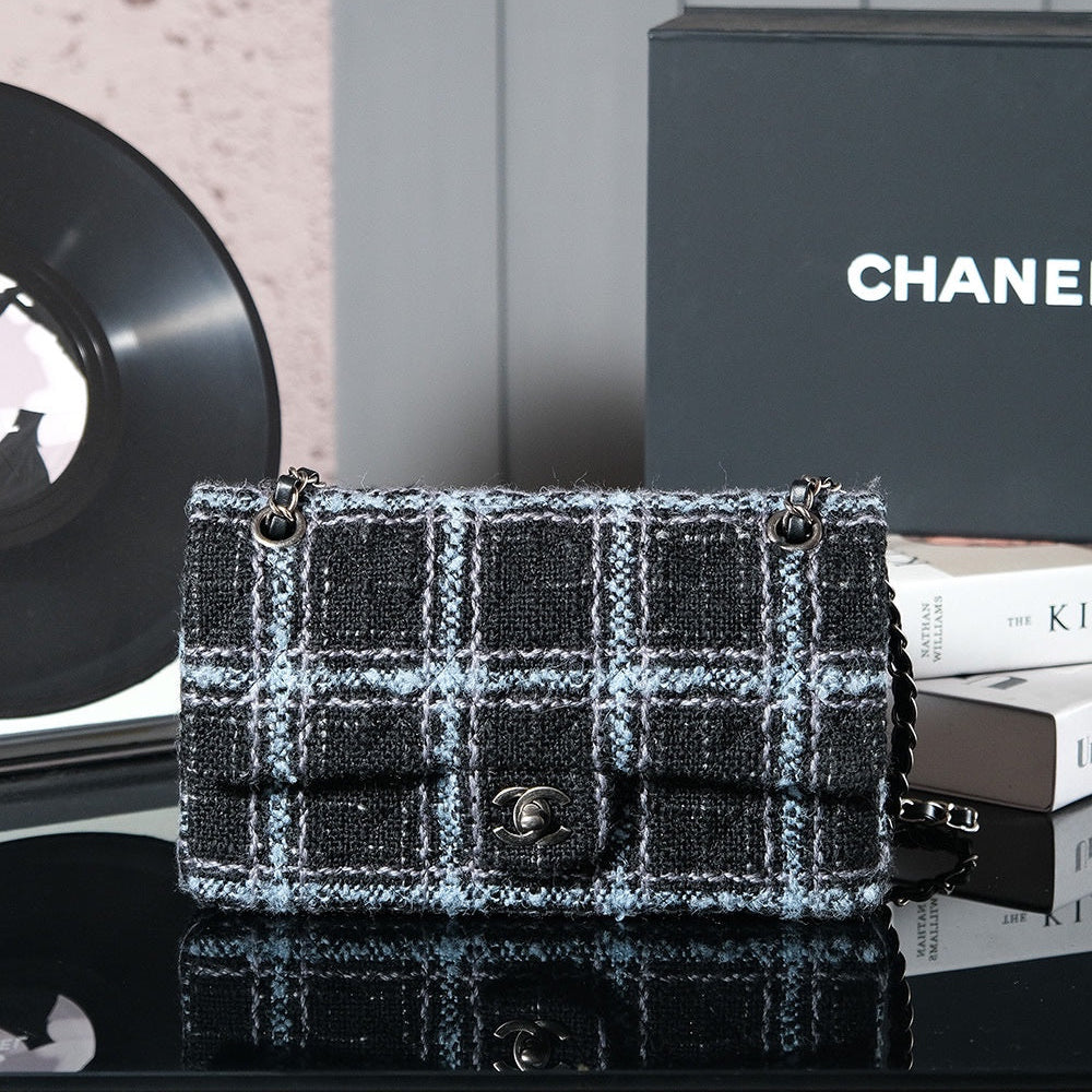 Sac à rabat 24 carats 25,5 cm en tweed à rayures bleu et noir