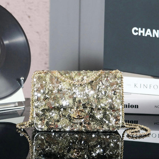Sac à rabat 25C 21 cm en cuir de veau blanc à paillettes denses