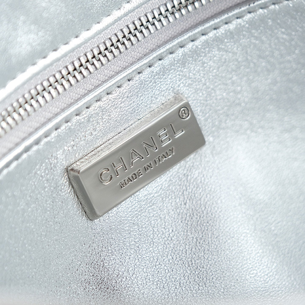 Sac à rabat 25C 21 cm en cuir de veau blanc à paillettes argentées denses