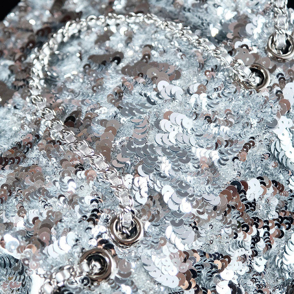 Sac à rabat 25C 21 cm en cuir de veau blanc à paillettes argentées denses