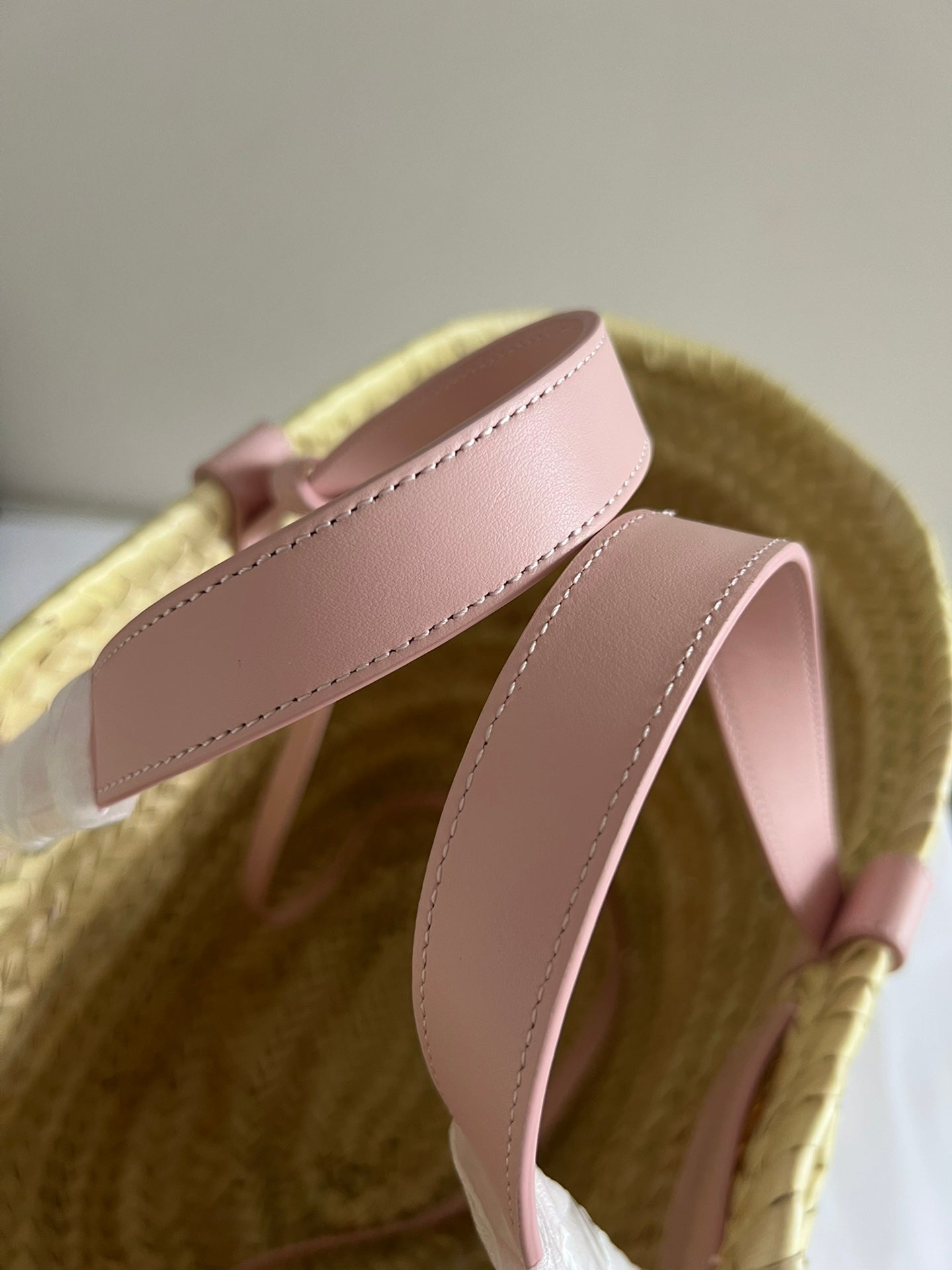 panier classique moyen 25 cm en raphia et cuir de veau beige