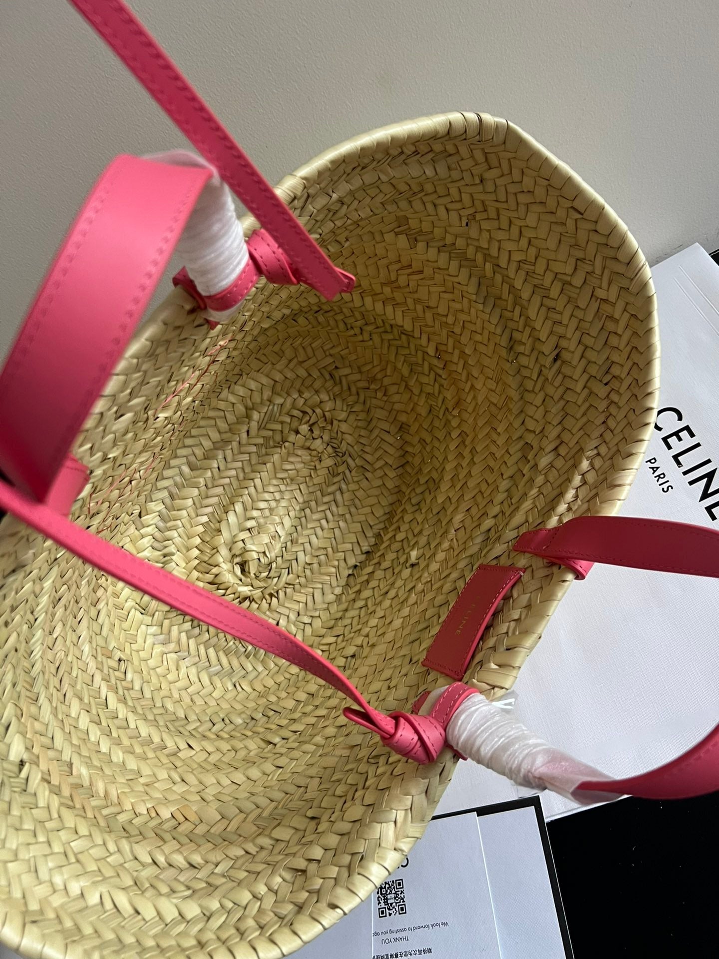 panier classique moyen 25 cm en raphia et cuir de veau rose foncé