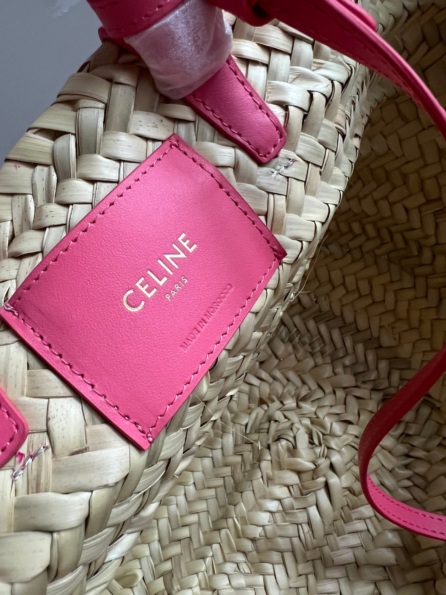 panier classique moyen 25 cm en raphia et cuir de veau rose foncé