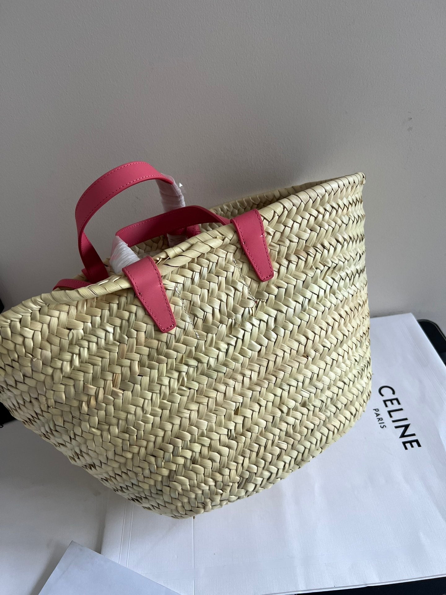 panier classique moyen 25 cm en raphia et cuir de veau rose foncé