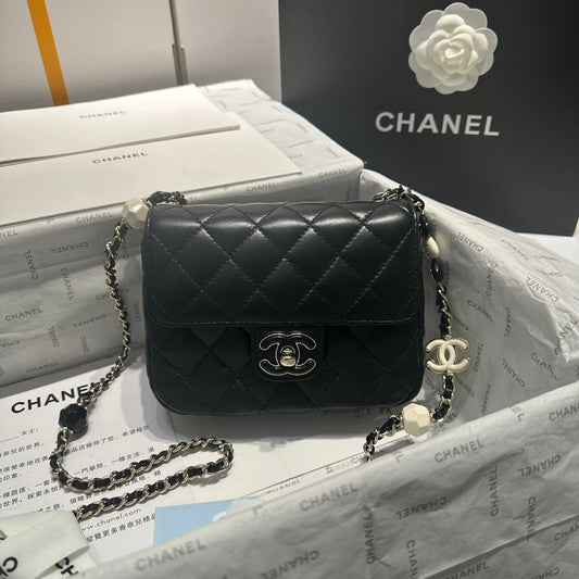 Sac à rabat 23P 16 cm en cuir de veau noir, accessoires argentés 