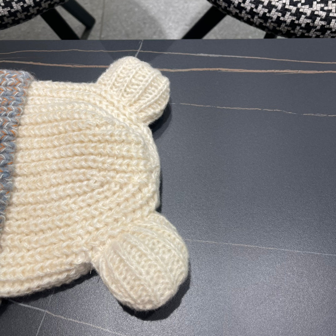 BONNET EN TRICOT AVEC DE JOLIES OREILLES EN LAINE BLANC MÉLANGÉE GRIS 403484 