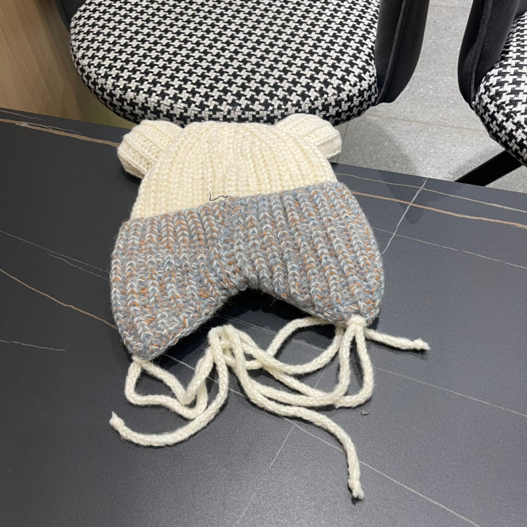 BONNET EN TRICOT AVEC DE JOLIES OREILLES EN LAINE BLANC MÉLANGÉE GRIS 403484 