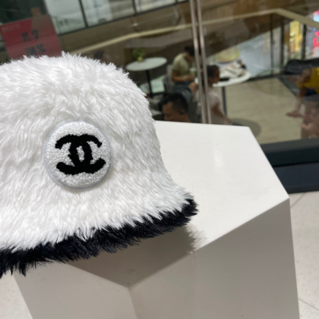 CHAPEAU BOB EN FOURRURE D'AGNEAU NOIRE ET BLANC 420891