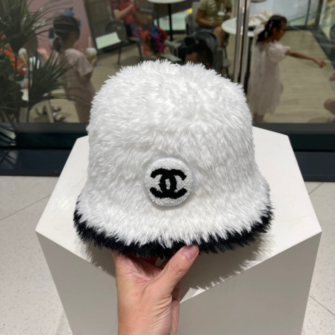 CHAPEAU BOB EN FOURRURE D'AGNEAU NOIRE ET BLANC 420891