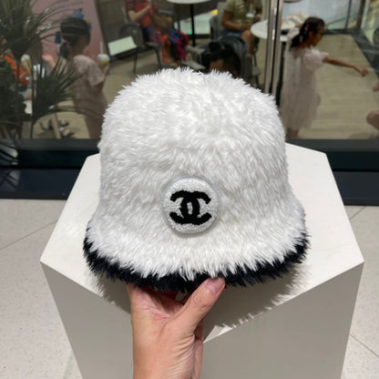 CHAPEAU BOB EN FOURRURE D'AGNEAU NOIRE ET BLANC 420891