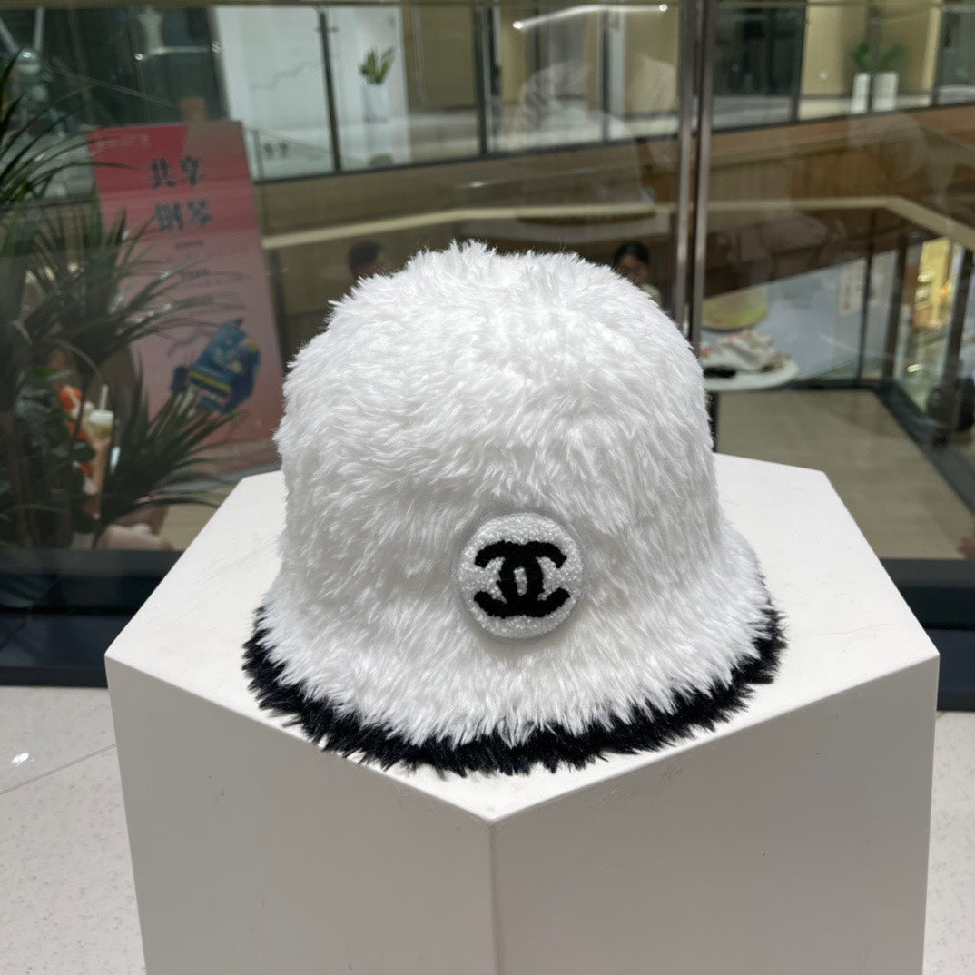 CHAPEAU BOB EN FOURRURE D'AGNEAU NOIRE ET BLANC 420891