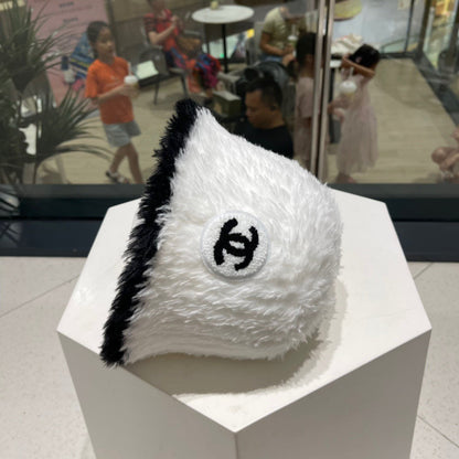 CHAPEAU BOB EN FOURRURE D'AGNEAU NOIRE ET BLANC 420891