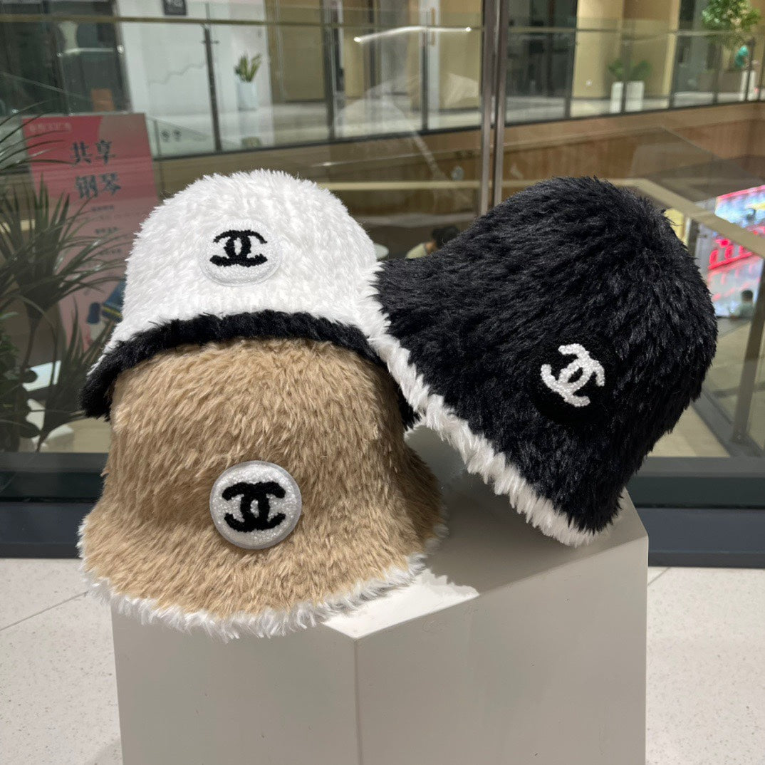 CHAPEAU BOB EN FOURRURE D'AGNEAU NOIRE ET BLANC 420891