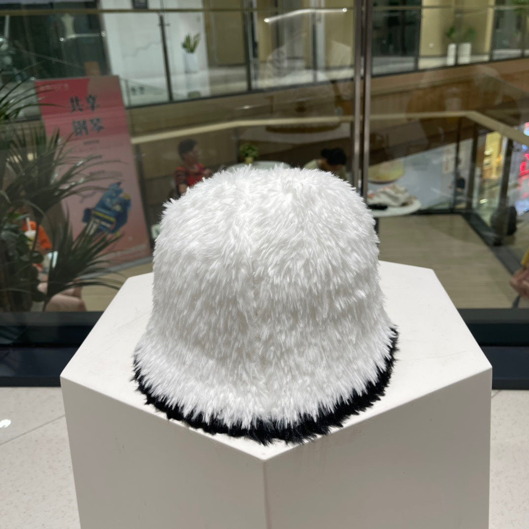 CHAPEAU BOB EN FOURRURE D'AGNEAU NOIRE ET BLANC 420891