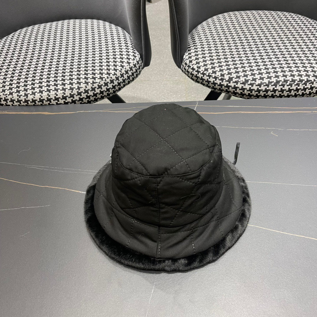 CHAPEAU BUCKET EN COTON NOIR ET FOURRURE D'AGNEAU 420923 