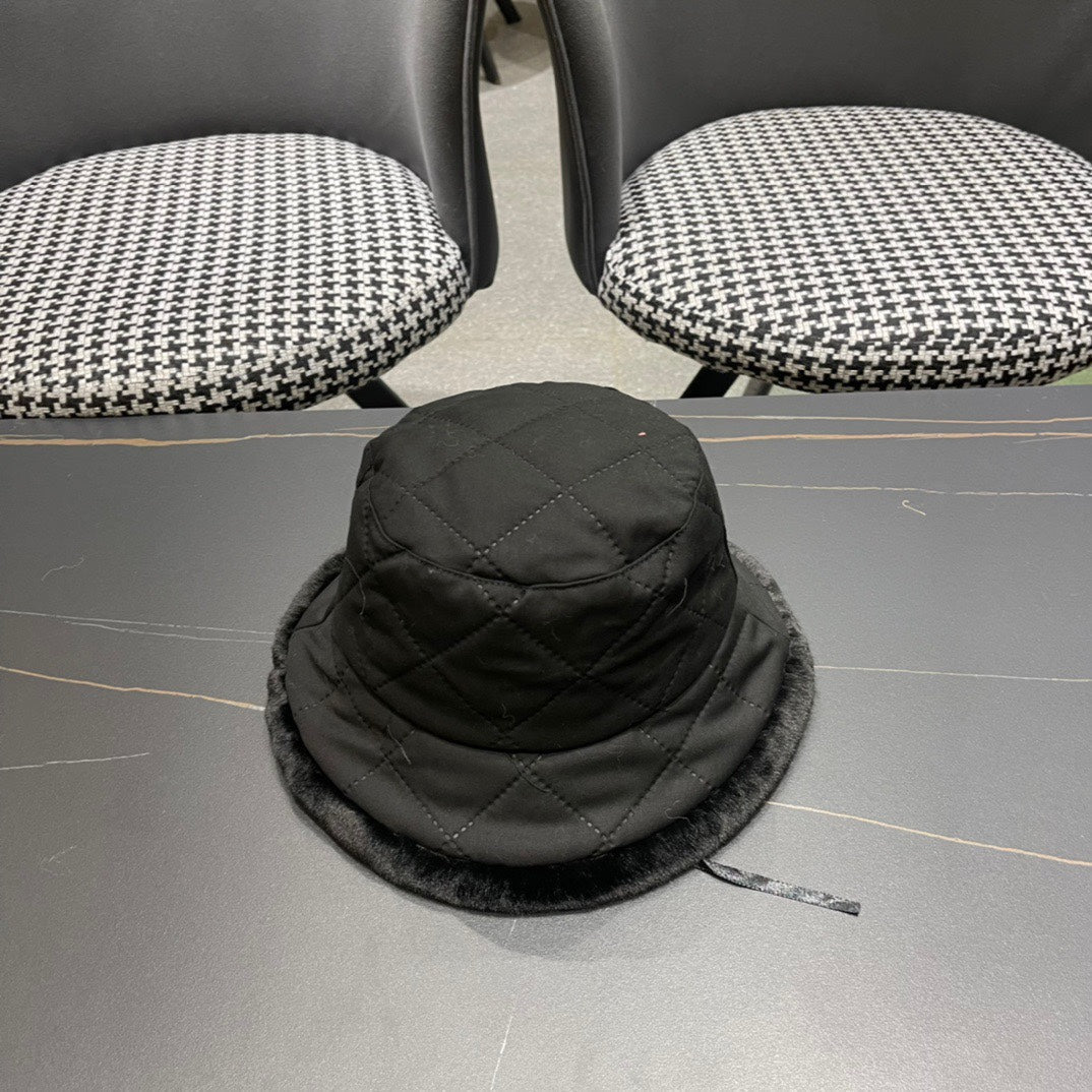 CHAPEAU BUCKET EN COTON NOIR ET FOURRURE D'AGNEAU 420923 