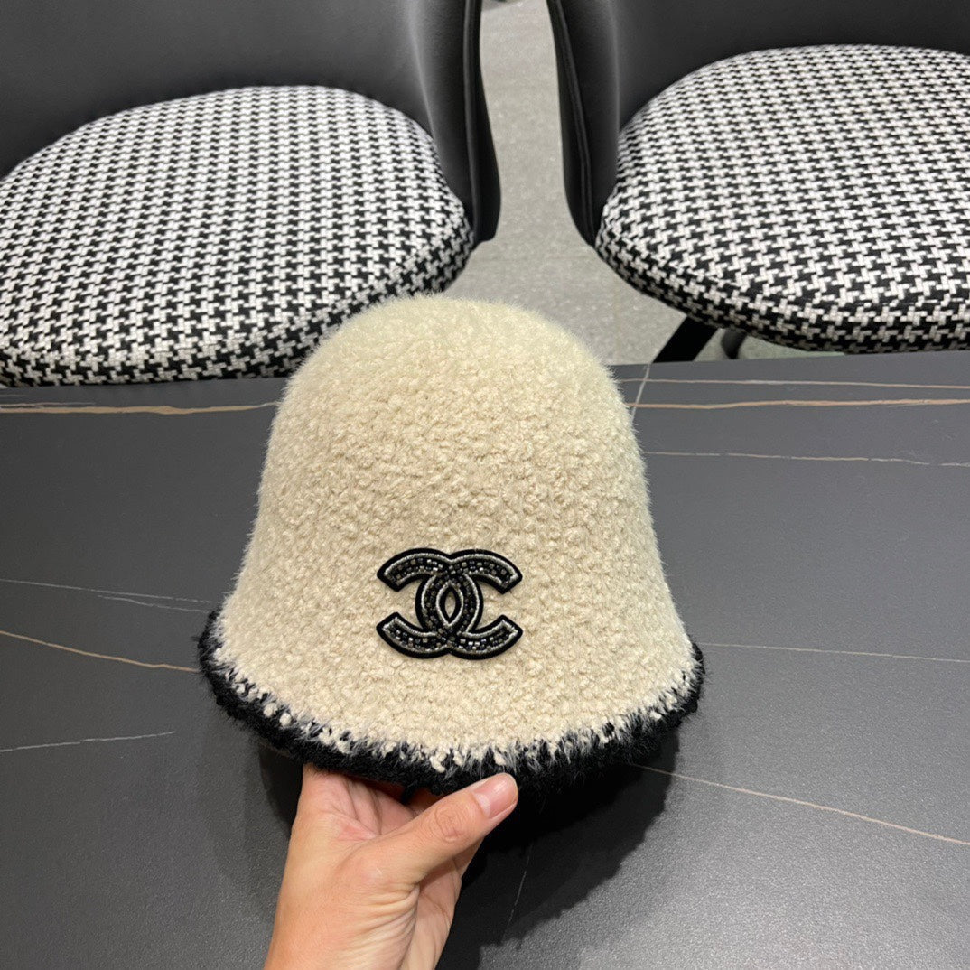 CHAPEAU BOB EN LAINE D'AGNEAU BEIGE CRÈME 426106 