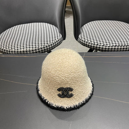 CHAPEAU BOB EN LAINE D'AGNEAU BEIGE CRÈME 426106 